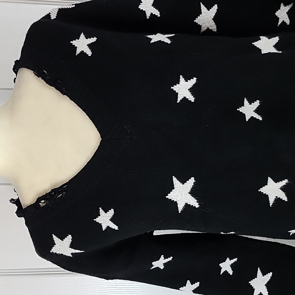 Pink Lily Star Print Sweater - Picture 2 of 12